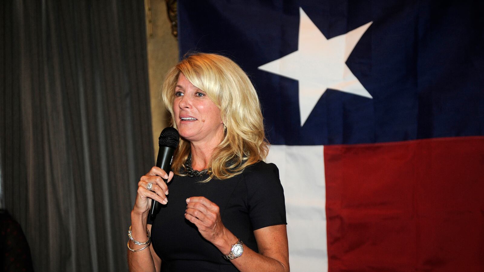 articles/2013/09/26/wendy-davis-is-probably-running-for-texas-governor/13926-linton-davis-tease_pt4vvt