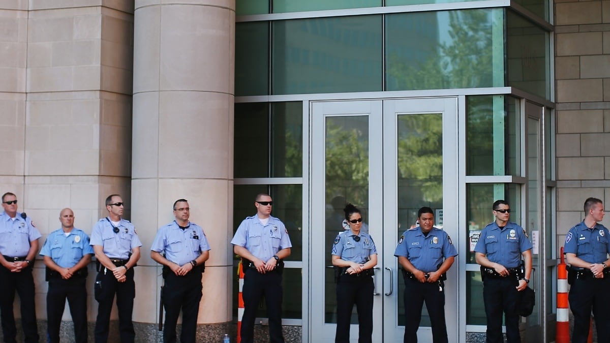 cheats/2014/08/12/ferguson-won-t-release-cop-s-name/140811-ferguson-cop_pfra6d