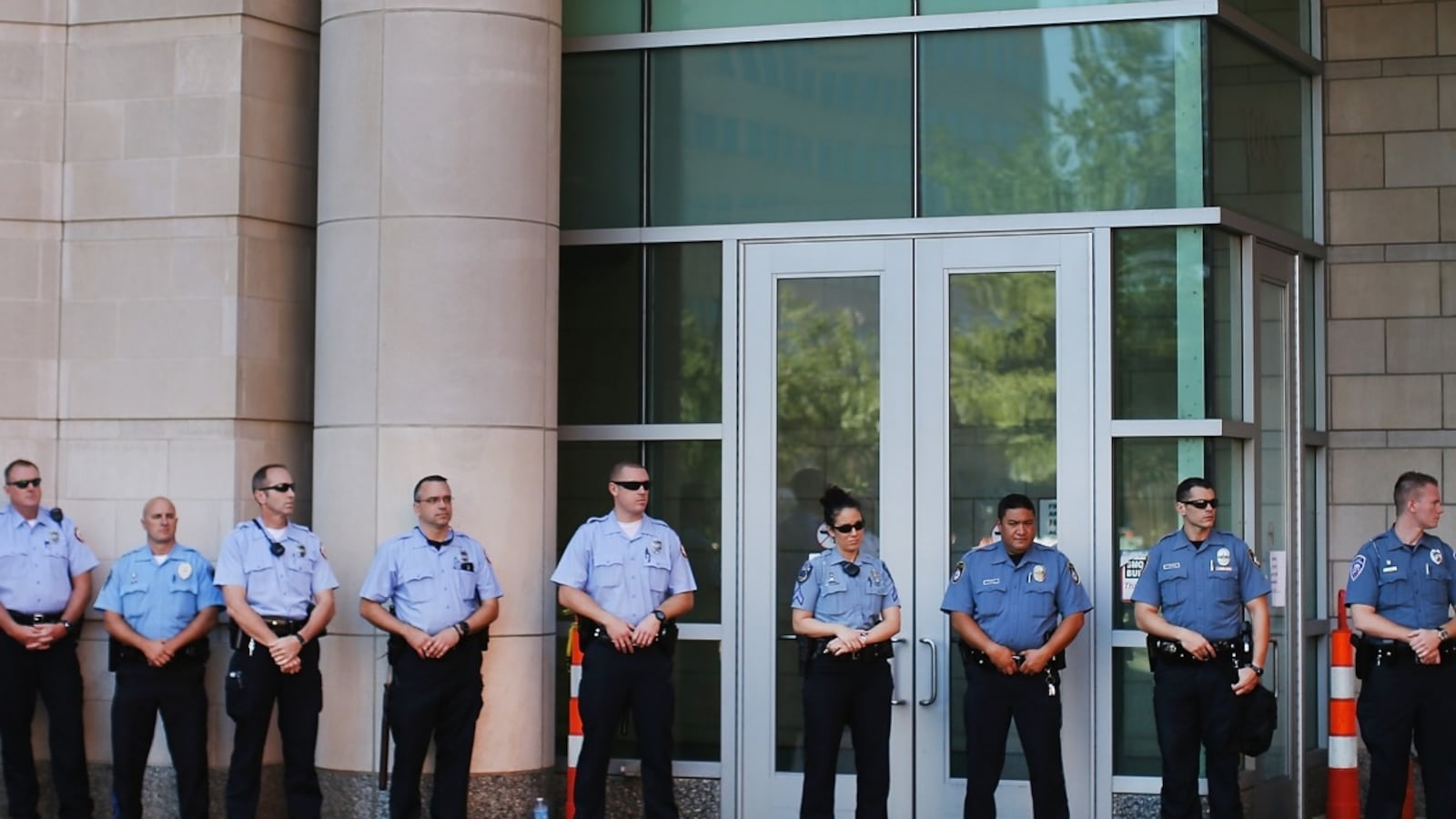 cheats/2014/08/12/ferguson-won-t-release-cop-s-name/140811-ferguson-cop_pfra6d