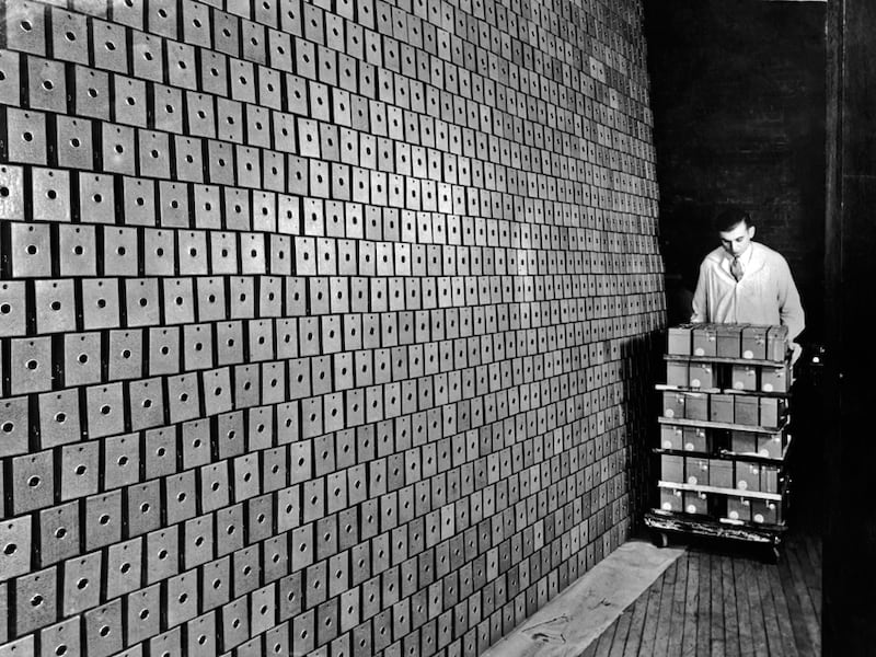 galleries/2012/01/19/the-once-great-eastman-kodak-company-in-its-glory-days-photos/kodak-history-giveaaway_xntgje