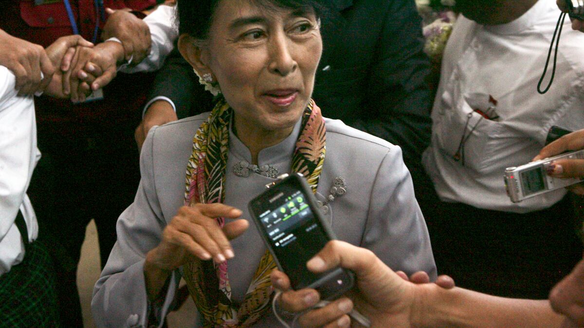cheats/2012/06/13/aung-san-suu-kyi-arrives-in-geneva/aung-san-suu-kyi-geneva-cs_hyqnyd