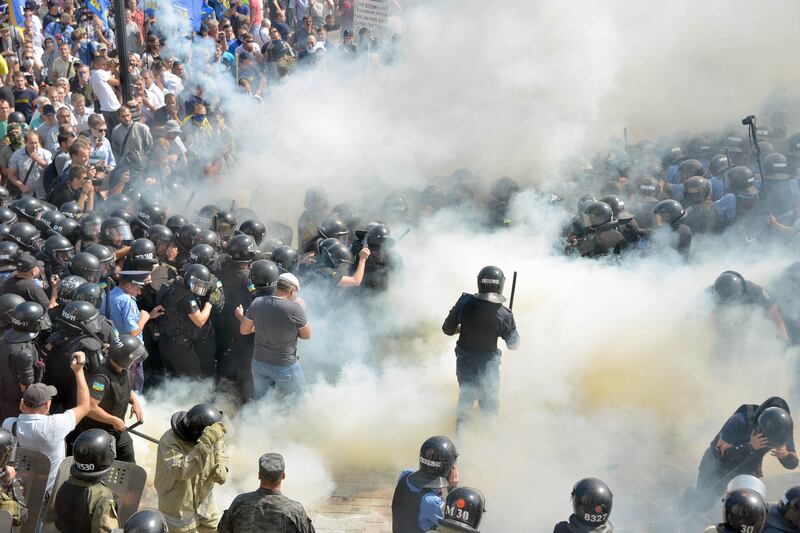 galleries/2015/08/31/protesters-clash-with-police-in-ukraine-photos/150831-ukraine-clashes2_z42877