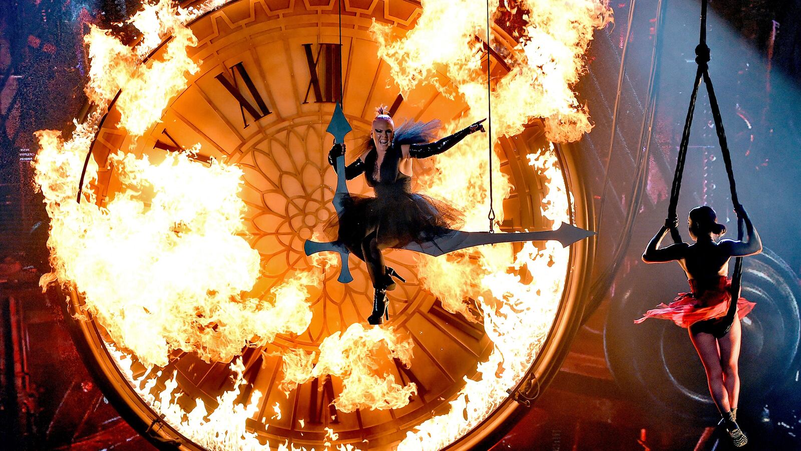 170521-jolicouer-billboard-music-awards-tease_bk7cz8