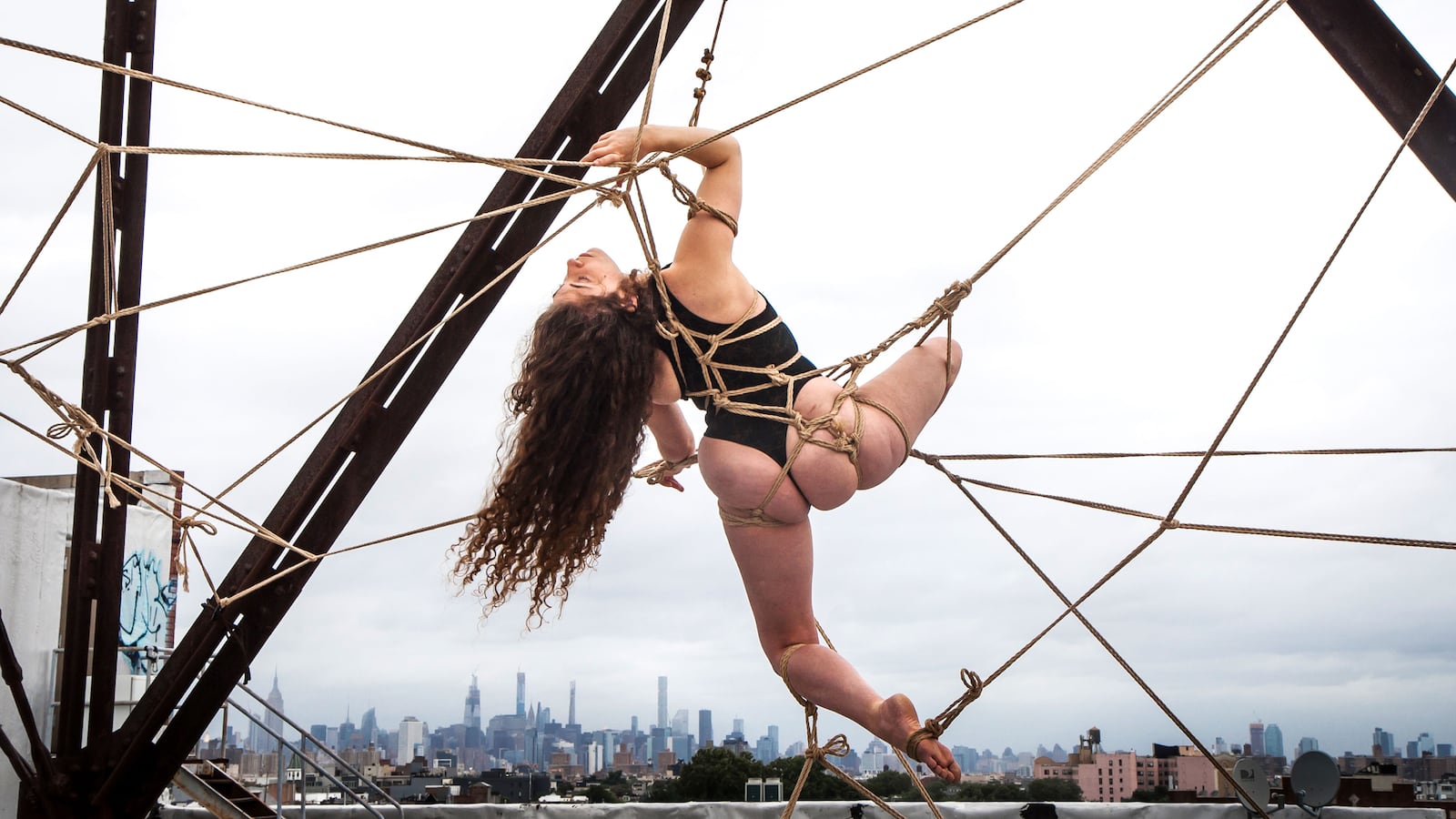 211125-Wang-rope-bondage-tease_qnwb3o