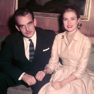 Original caption: 1/5/56-Philadelphia, PA: Prince Rainier III of Monaco and lovely Grace Kelly, reigning "Queen" of the American screen, pose for photographers at the home of Miss Kelly's parents after the pair's engagement was announced Jan 5, 1956. The wedding plans were disclosed to more than 40 American and European reporters and 25 photographers and cameramen at a news conference in the Kelly's red brick home. The couple announced they would be married shortly after Easter.