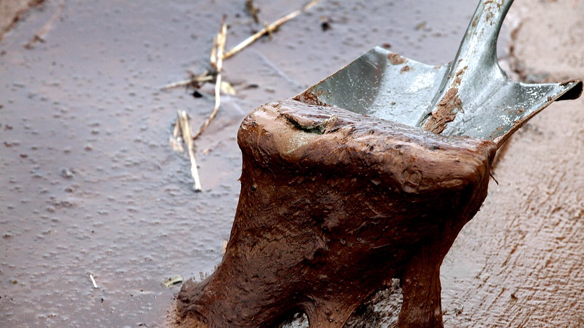 cheats/2011/09/01/oil-spill-shuts-down-mobile-river/oil-spill-timeline-shovel-goo-July-1_jyqsg2