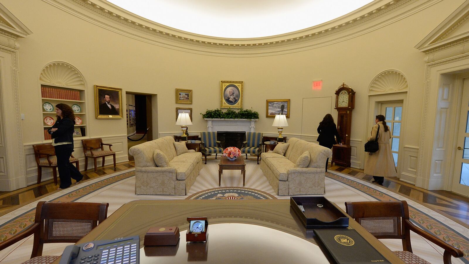 cheats/2013/04/25/bush-granddaughter-will-call-me-el-jeffe/130425-pres-bush-jeb-cheat_brxsq1