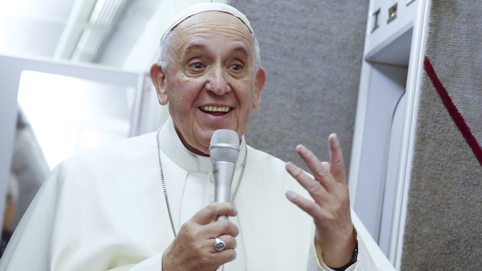 articles/2015/09/28/pope-francis-walls-are-never-a-solution-bridges-are/150928-pope-inflight-nadeau_vdztdi