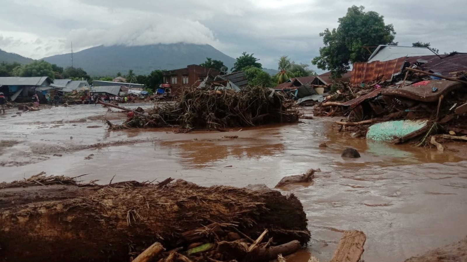 2021-04-05T024713Z_1776724767_RC2EPM9CW33Z_RTRMADP_3_INDONESIA-FLOODS_qxdbc3