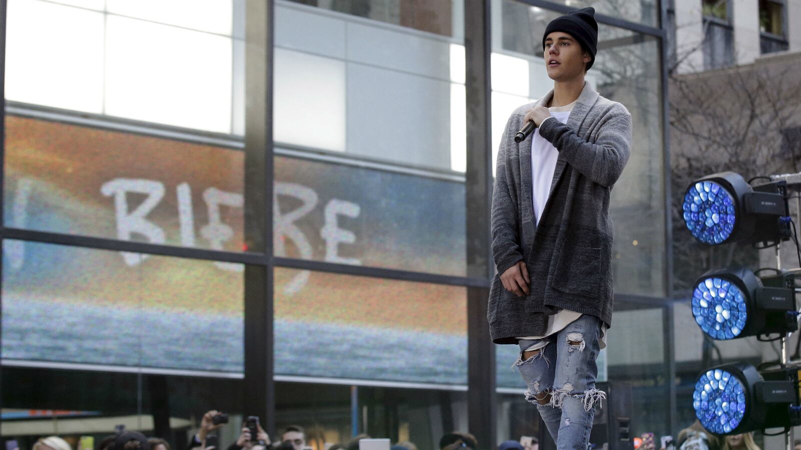 cheats/2015/12/28/bieber-graffiti-ads-anger-sf-officials/151228-bieber-graffiti-campaign-cheat_sdpf8v