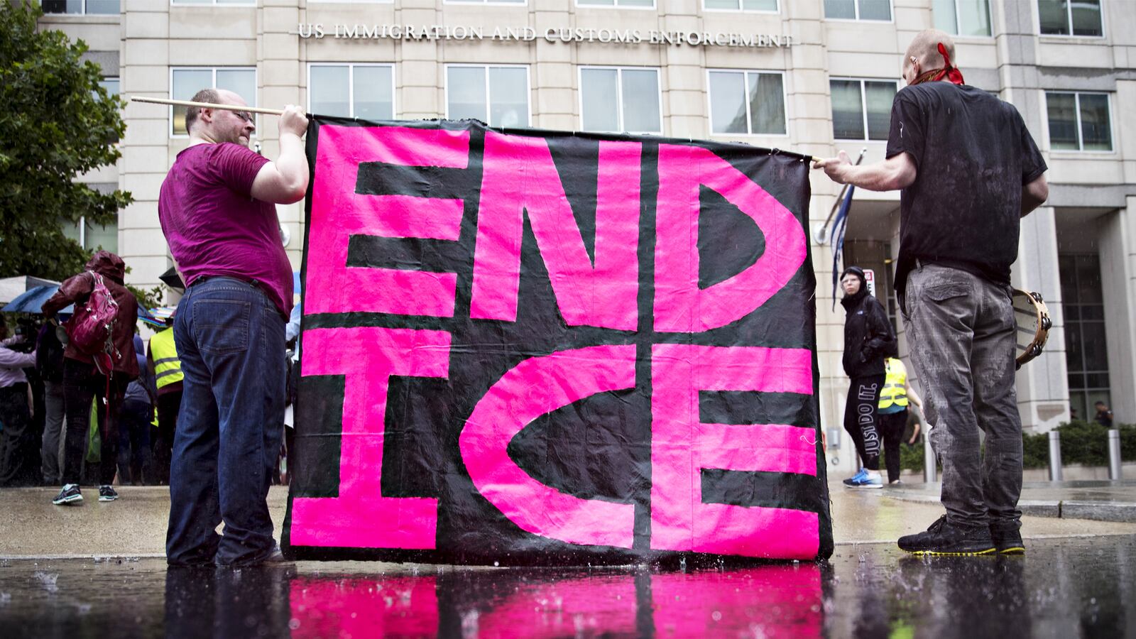 180627-Weil-ICE-protest-hero_jwkuao