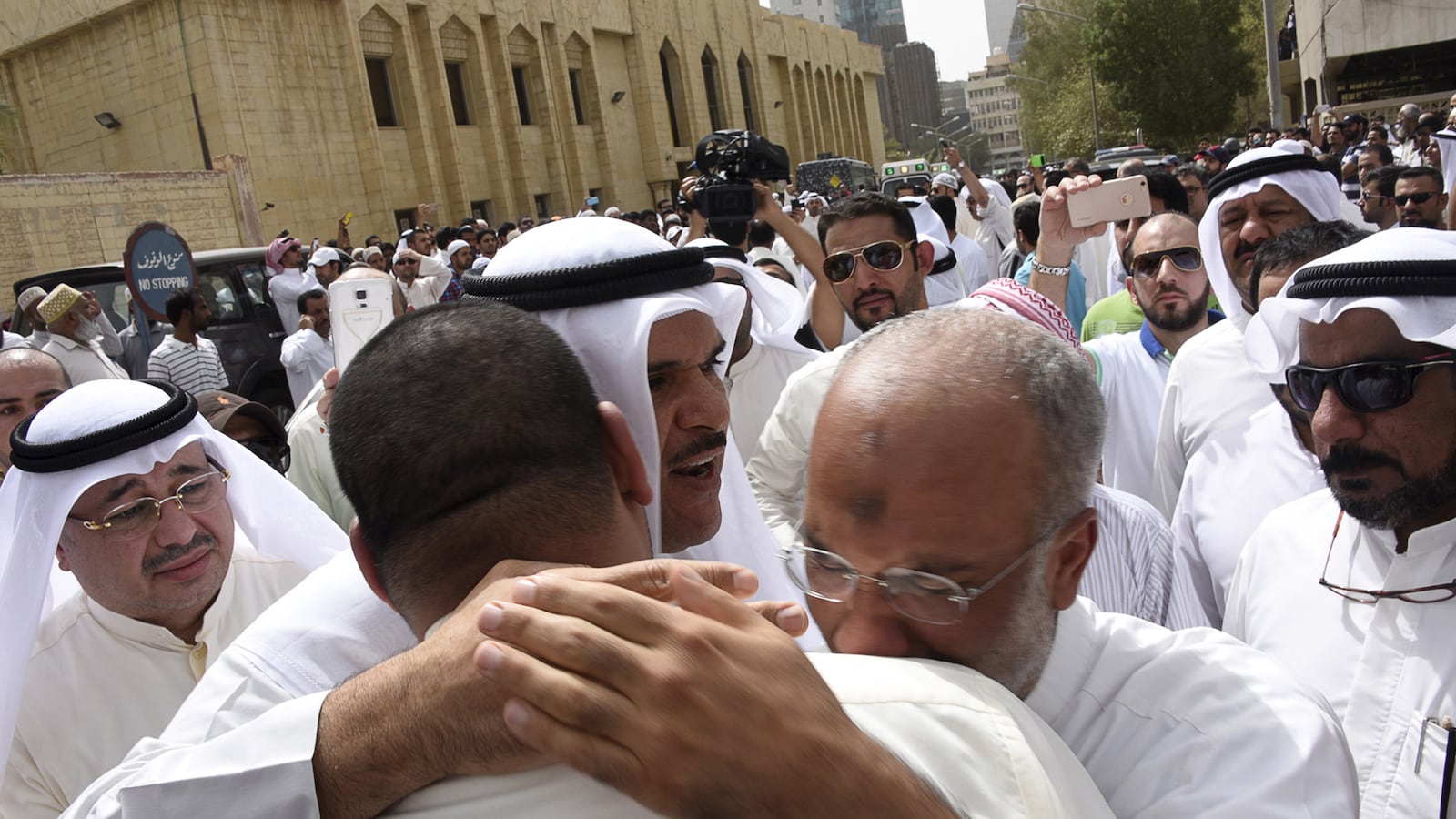 articles/2015/06/26/isis-hits-shia-mosque-in-kuwait/150626-kuwait-reaction-tease_yatztp