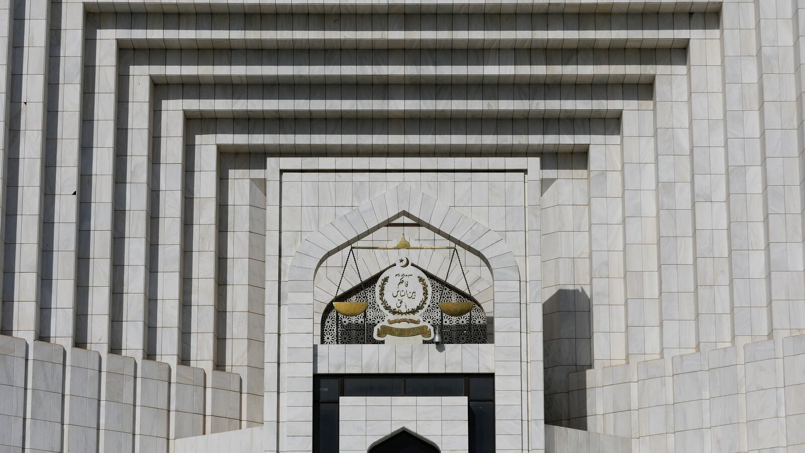 2022-04-05T134449Z_1372353825_RC21HT9YSAGN_RTRMADP_3_PAKISTAN-POLITICS_sahzm3