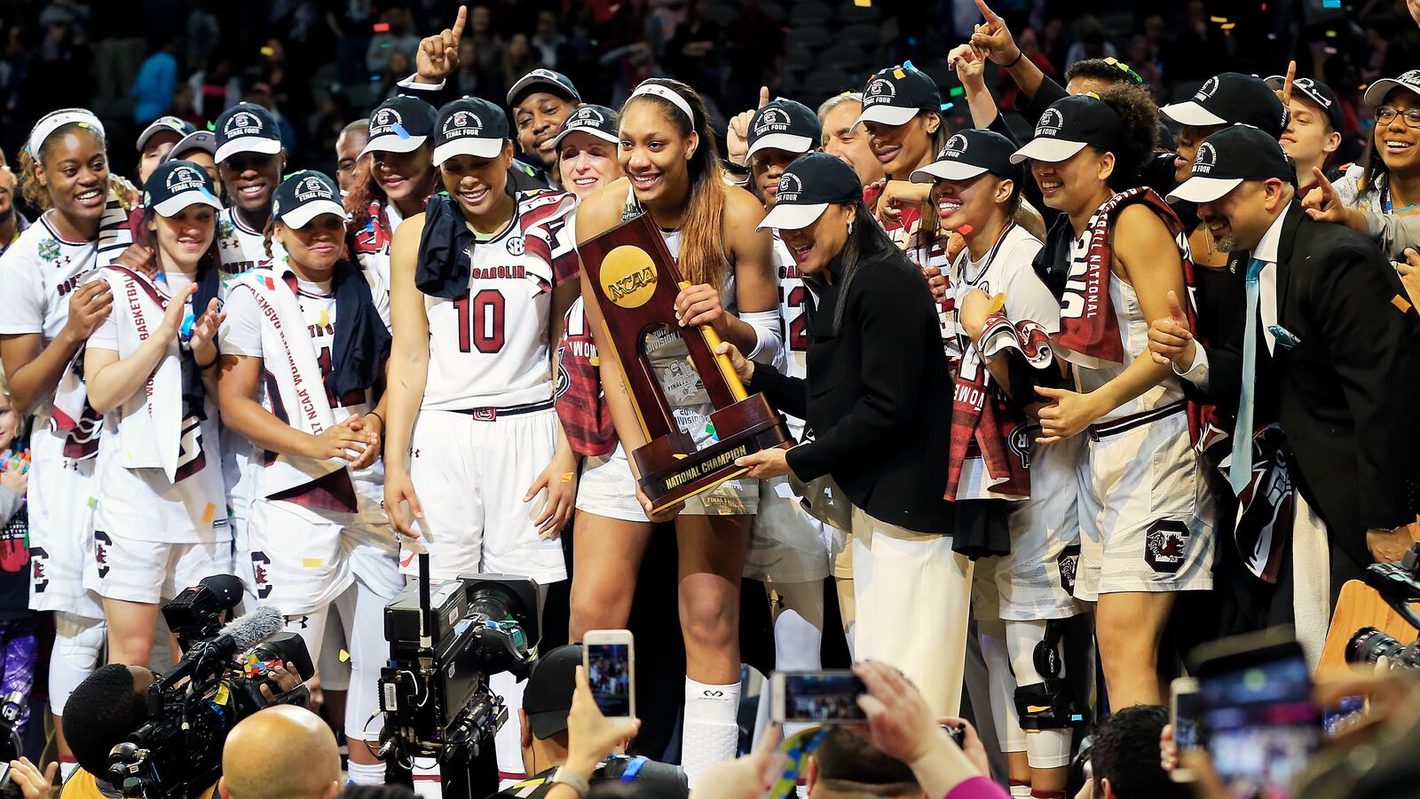 ncaa-south-carolina-gamecocks-decline-wh-invitation_zrudwx