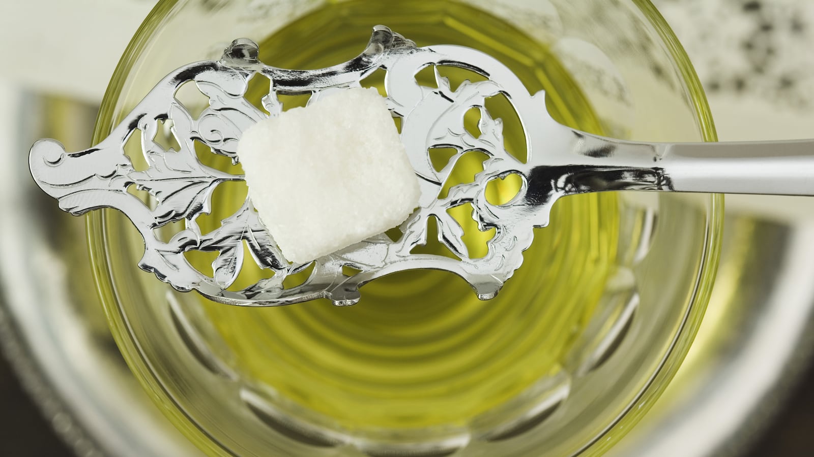 articles/2014/03/10/the-absinthe-minded-porte-os-of-buenos-aires/140307-absinthe-argentina-campagna-tease_qurtqn