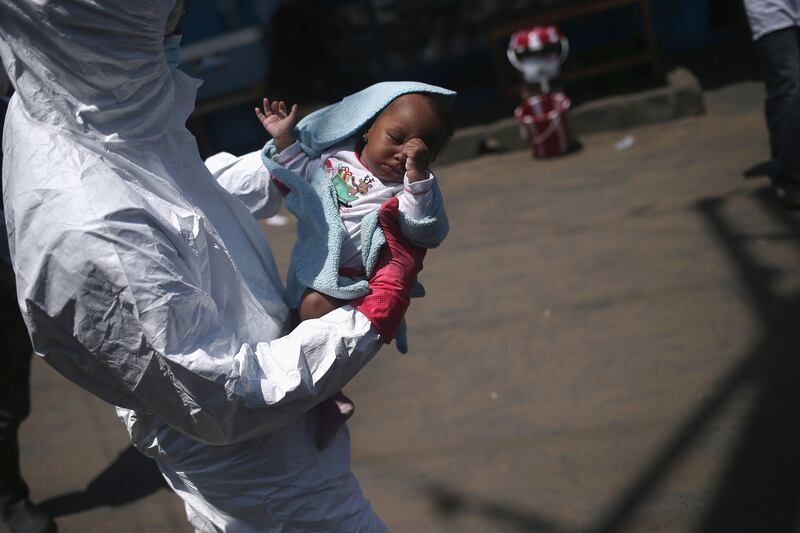 galleries/2014/10/23/portrait-of-an-epidemic-the-front-lines-of-ebola/141022-john-moore-ebola-02_kihvhx