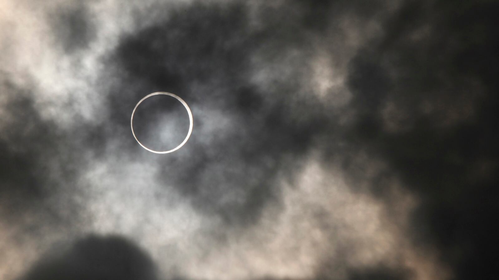 cheats/2012/05/20/solar-eclipse-makes-the-rounds/solar-eclipse-cs_eyye9w