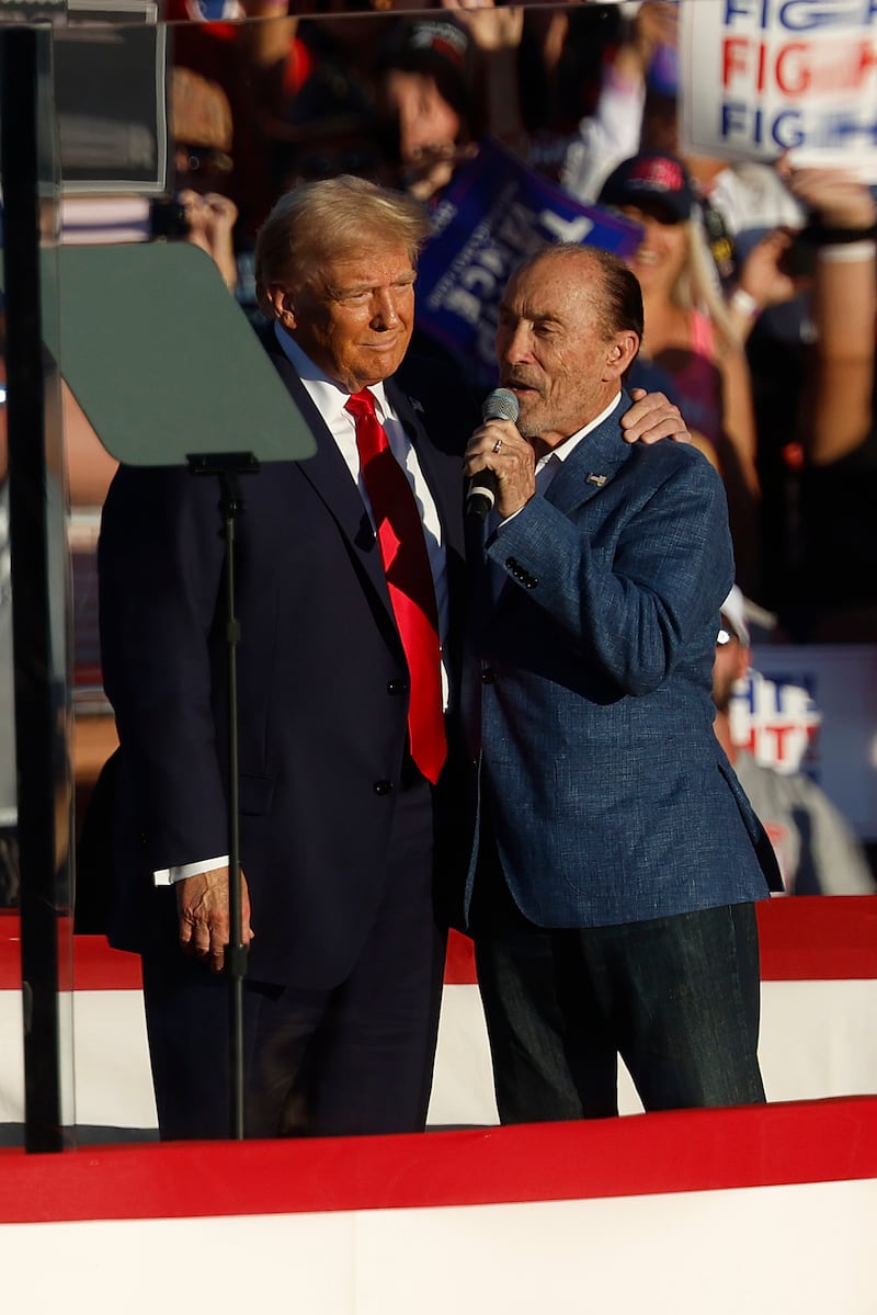Donlad Trump, Lee Greenwood