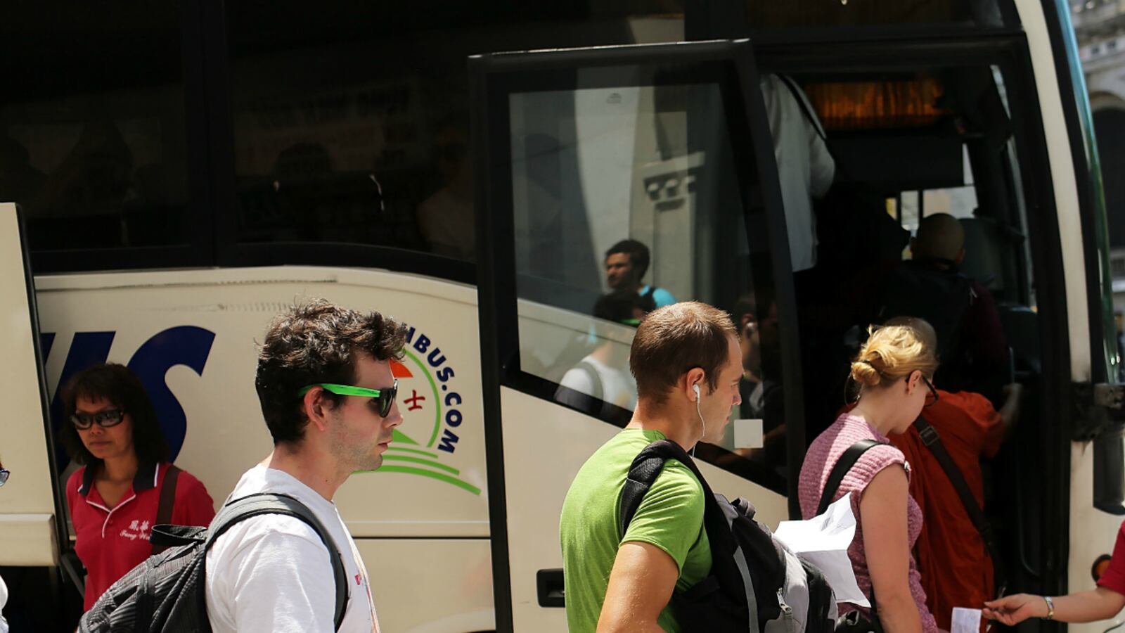 cheats/2012/05/31/feds-shut-down-budget-bus-cos/feds-shutdown-lowcost-buses_gz9dlu
