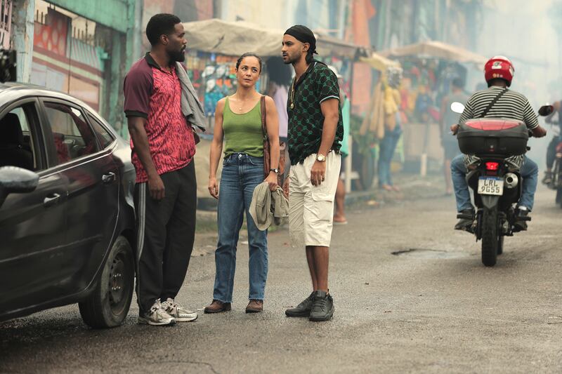 (L-R) Yahya Abdul-Mateen II as John Creasy, Alice Braga as Valeria Melo, and Bruno Suzano as Beto.
