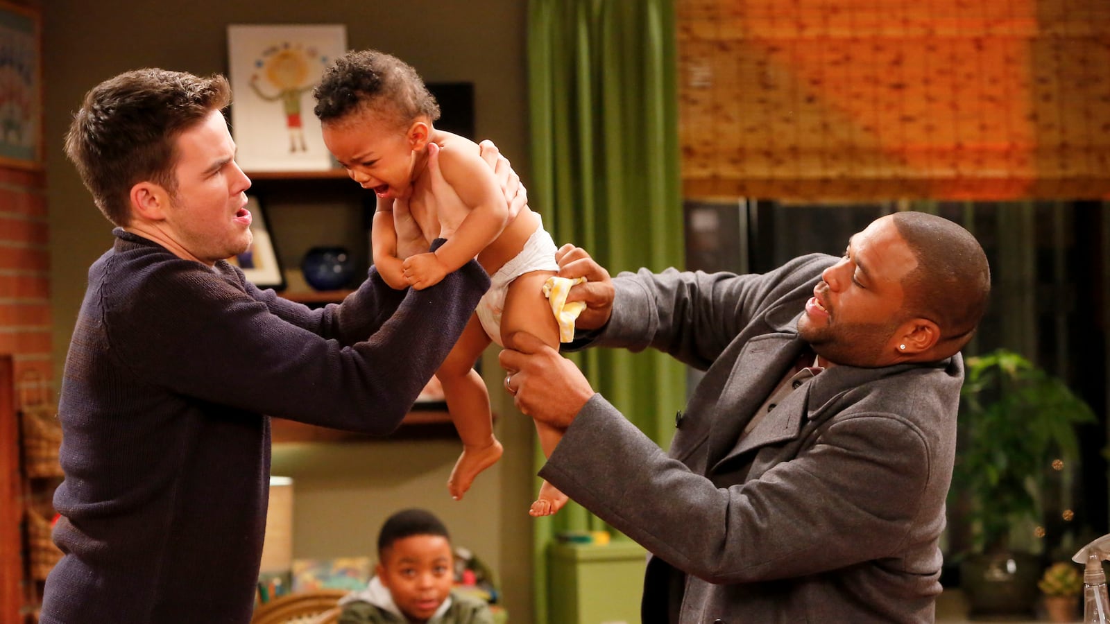 articles/2013/06/18/pop-culture-s-house-husbands-lag-behind-the-reality-in-american-homes/130616-roberts-menathome-tease_ldnbjz