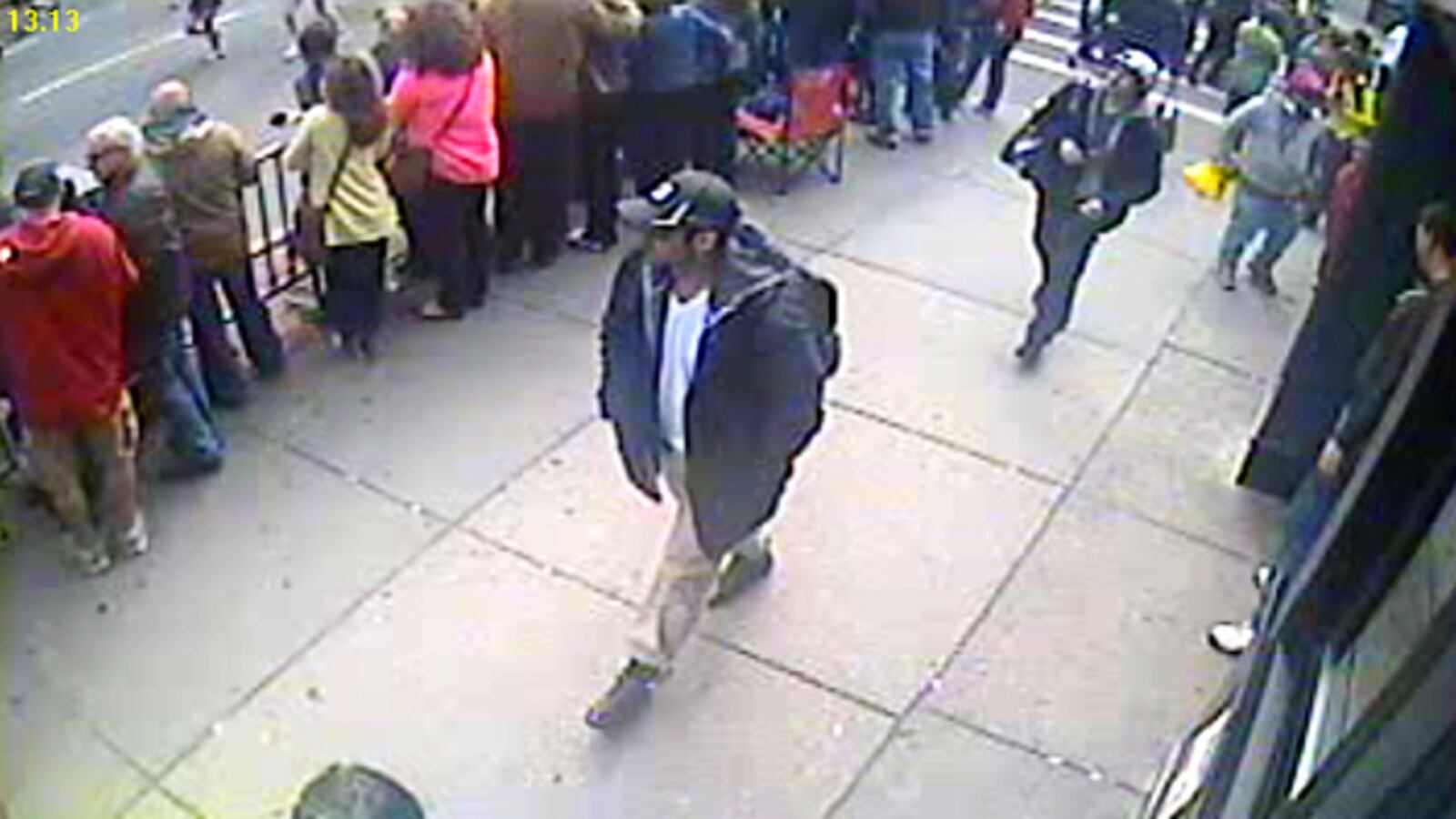 articles/2013/04/19/with-boston-dragnet-tightening-fbi-asks-give-us-a-name/130418-bombing-suspects-daly-tease_enzioy