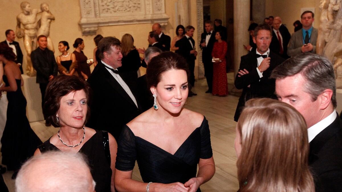 articles/2014/12/10/kate-and-william-s-glamorous-2m-new-york-send-off/kate-dinner1_qabhql
