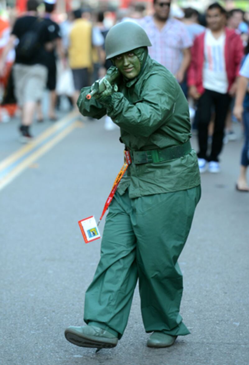 galleries/2012/07/16/the-craziest-costumes-from-comic-con-2012-photos/comic-con-costumes-green-soldier_uwebvl