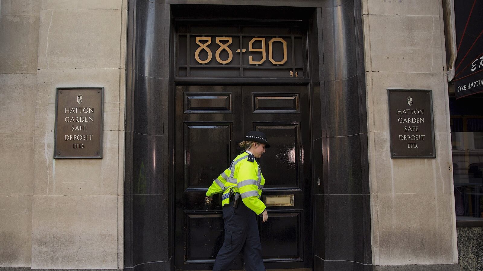 cheats/2015/04/08/as-much-as-200m-stolen-in-jewel-heist/150408-london-safe-deposit-robbery-cheat_mbmdx0