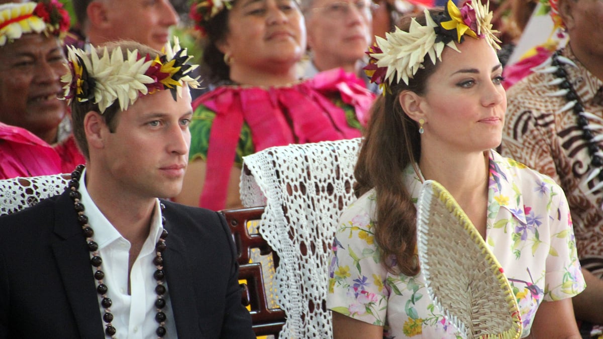 articles/2013/01/18/fans-floormats-and-shoes-what-will-and-kate-got-given-in-2012/kate-fan_vnewps