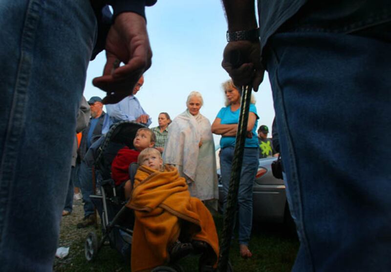 galleries/2009/10/15/inside-a-traveling-health-care-tent-city/allman-healthcare---2_o8fqth