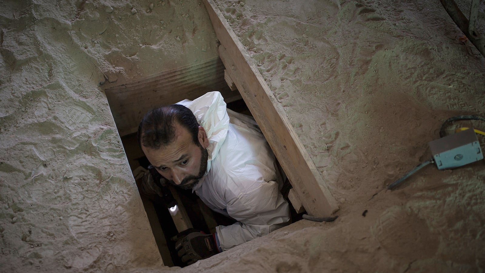 articles/2015/07/19/the-gritty-details-of-el-chapo-s-escape/150716-mcgahan-elchapo-tease_ntrsmj