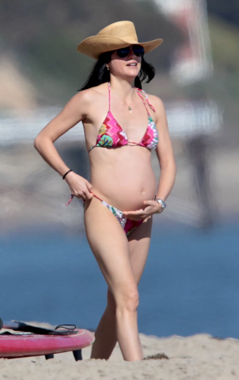 galleries/2011/05/26/pregnant-in-bikinis/pregnant-bikini---blair_ijkzlt