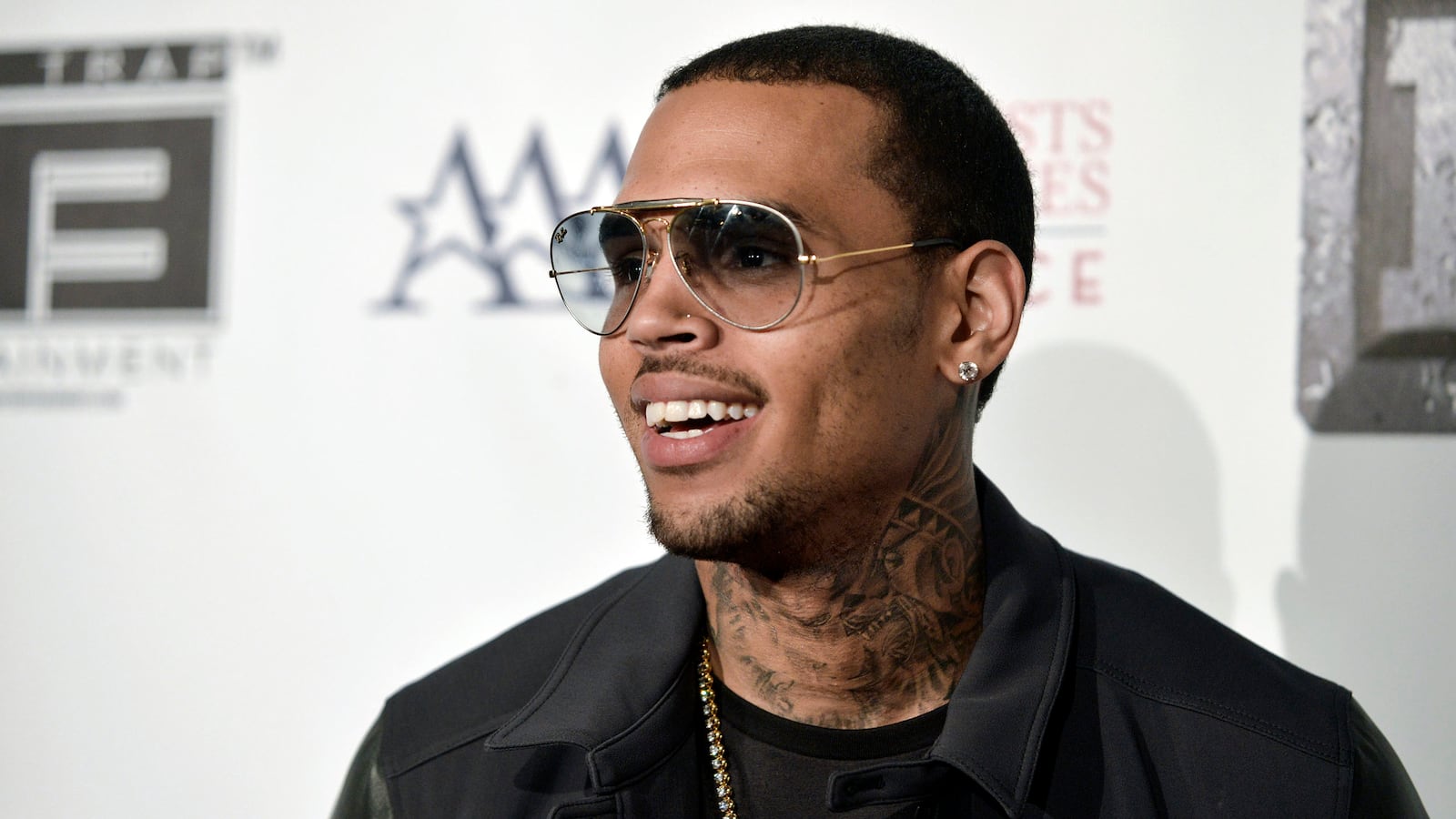 cheats/2013/08/11/rep-chris-brown-s-seizure-due-to-stress/130811-Chris-Brown-cheat_gun895