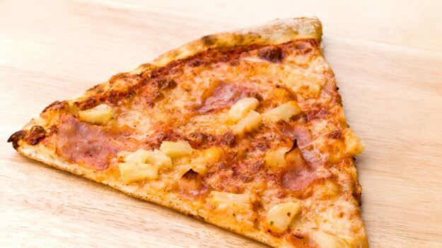 cheats/2011/02/22/woman-saved-by-pizza-only-diet/healthiest-fast-food---pizza-hut-hawaiian_ntstbt