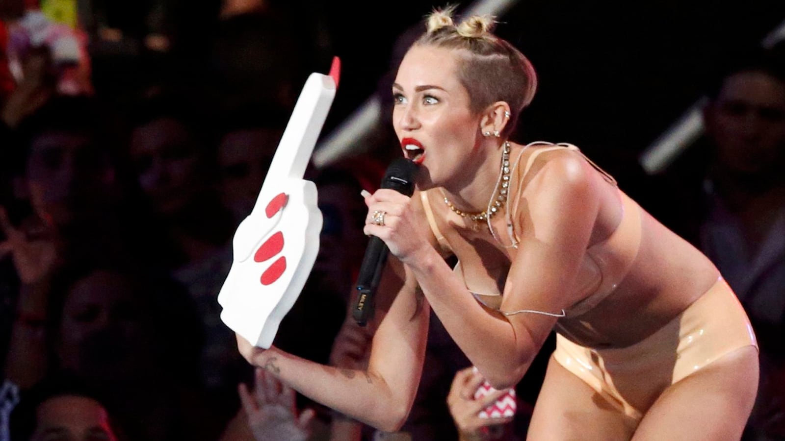 cheats/2013/08/27/miley-defends-vma-performance/130827-cyrus-mtv-vmas-cheat_xfesvc