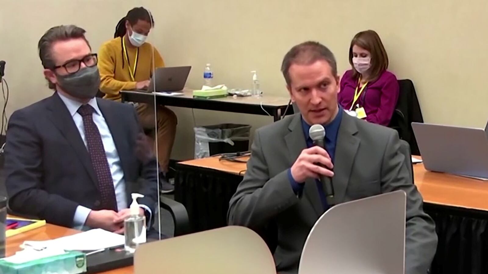 2021-04-15T182146Z_1235436273_RC2IWM96GQHU_RTRMADP_3_USA-RACE-GEORGEFLOYD_hlwmu4