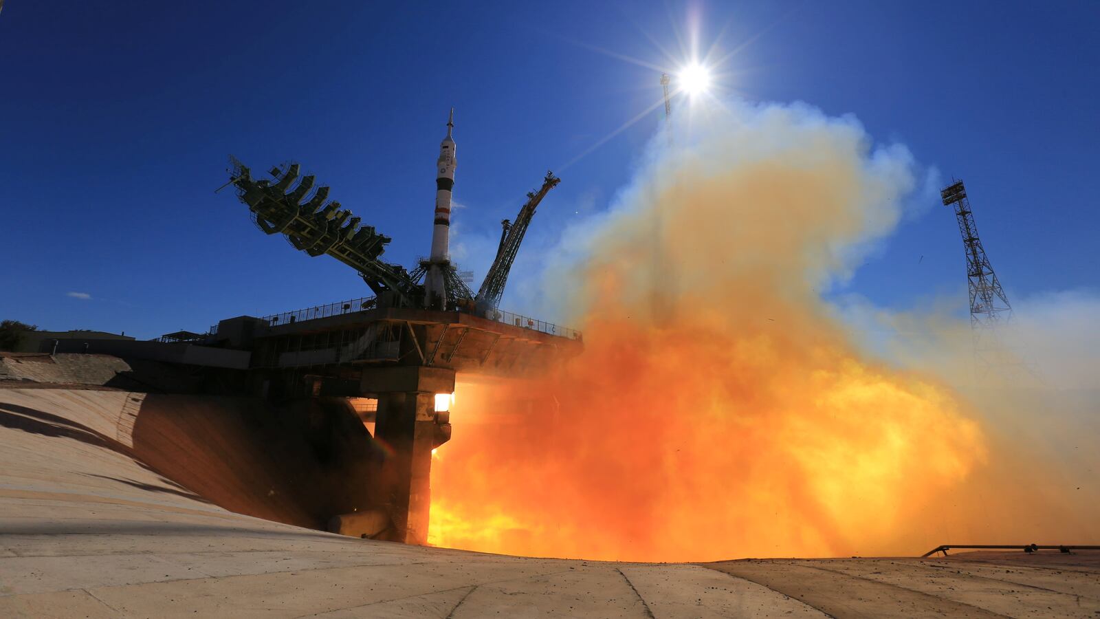 2021-10-05T112019Z_1847324142_RC2N3Q9ICWEK_RTRMADP_3_SPACE-EXPLORATION-RUSSIA-MOVIE-LAUNCH_zfxegq