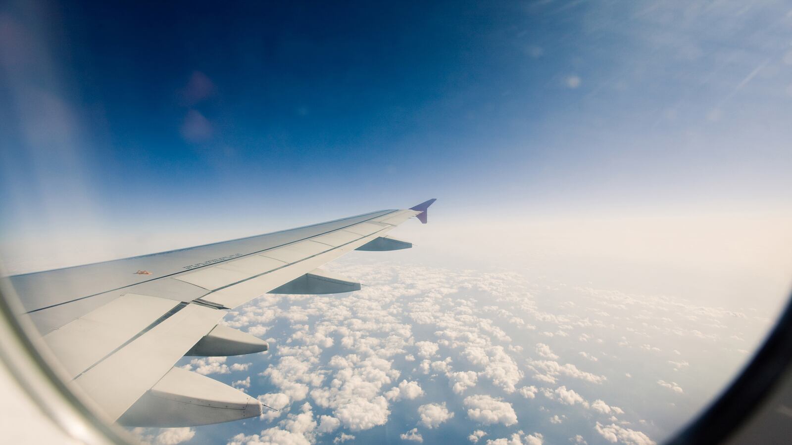 cheats/2014/04/14/passenger-tries-to-open-plane-door/140414-plane-cheat_oiuhcy