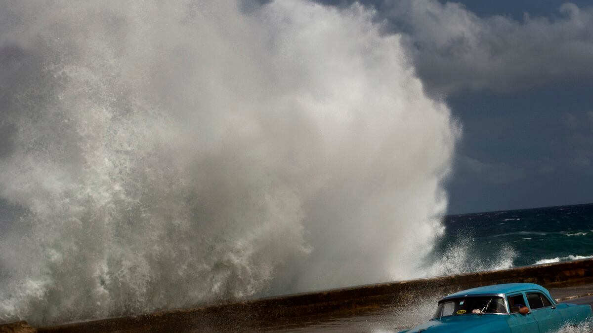 cheats/2012/10/26/east-coast-preps-for-frankenstorm/hurricane-sandy-ne-usa-cheat_v3bnck