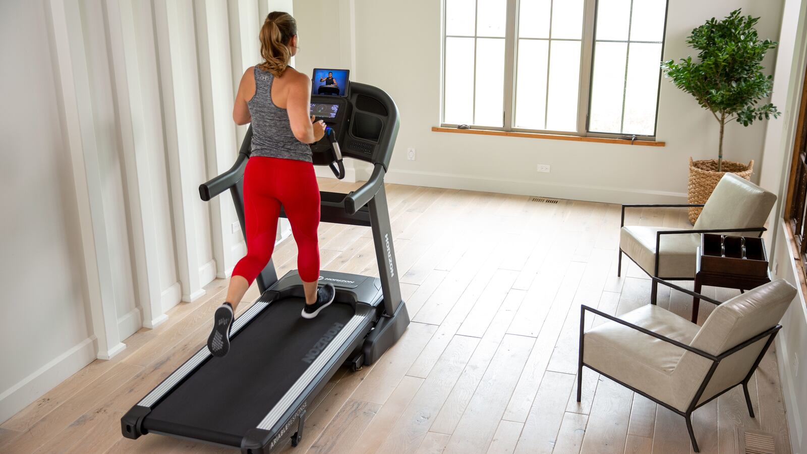 HZ19_LIFESTYLE_7_8AT_female_treadmill_running_back-angle_saiwqw