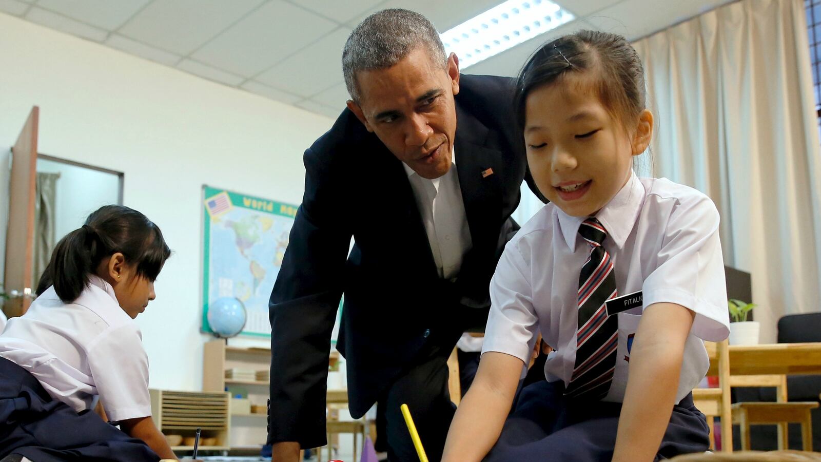 cheats/2015/11/21/obama-meets-with-refugee-children/151121-obama-cheat_signzq