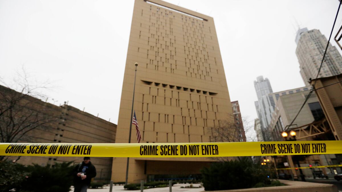 cheats/2012/12/18/convicts-escape-jail-using-bedsheets/chicago-bank-robbers-cheat_vk5py3