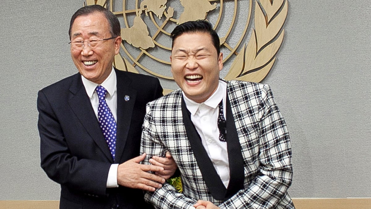 cheats/2012/10/24/gangam-style-s-psy-visits-u-n/psy-moon-un-cheat_gbzcww