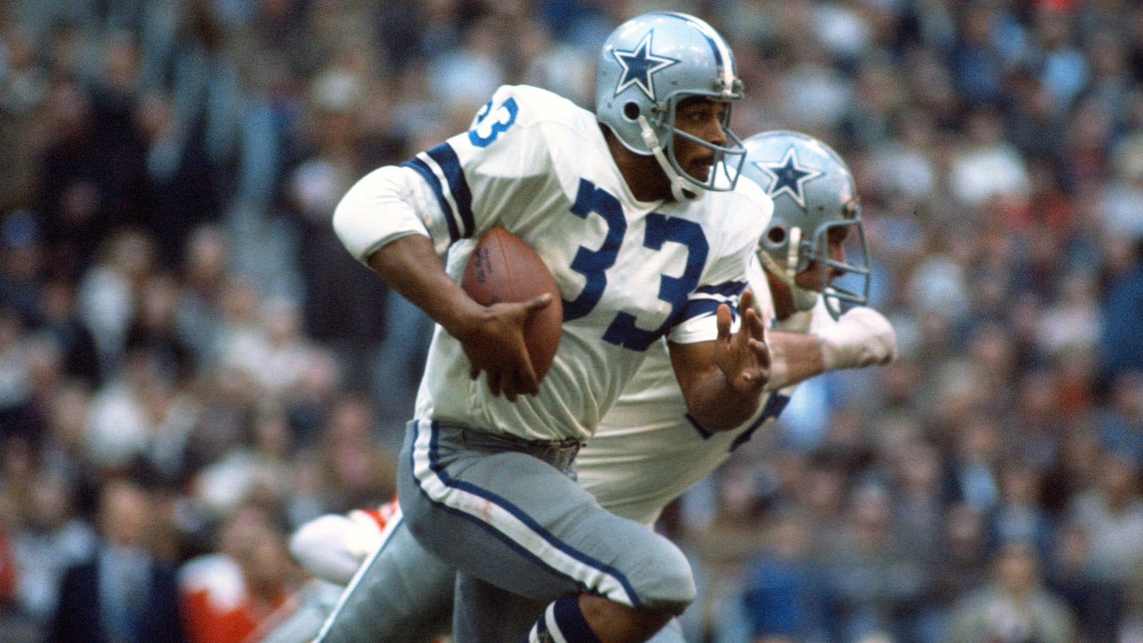 Dwayne Thomas #33 of the Dallas Cowboys carries the ball against the San Francisco 49ers during the NFC NFL Conference Championship football game January 2,1972 at Texas Stadium in Irving, Texas. Dallas won the game 14-3.