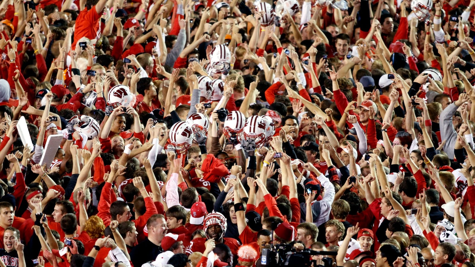 cheats/2016/11/10/university-of-wisconsin-bans-nooses-at-games/161110-wisconsin-ban-cheat_qieq6u