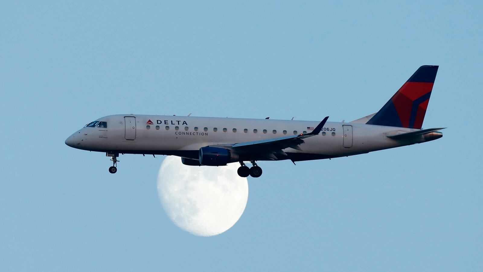 cheats/2016/07/08/delta-flight-lands-at-wrong-airport/160708-delta-plane-cheat_qd7oip