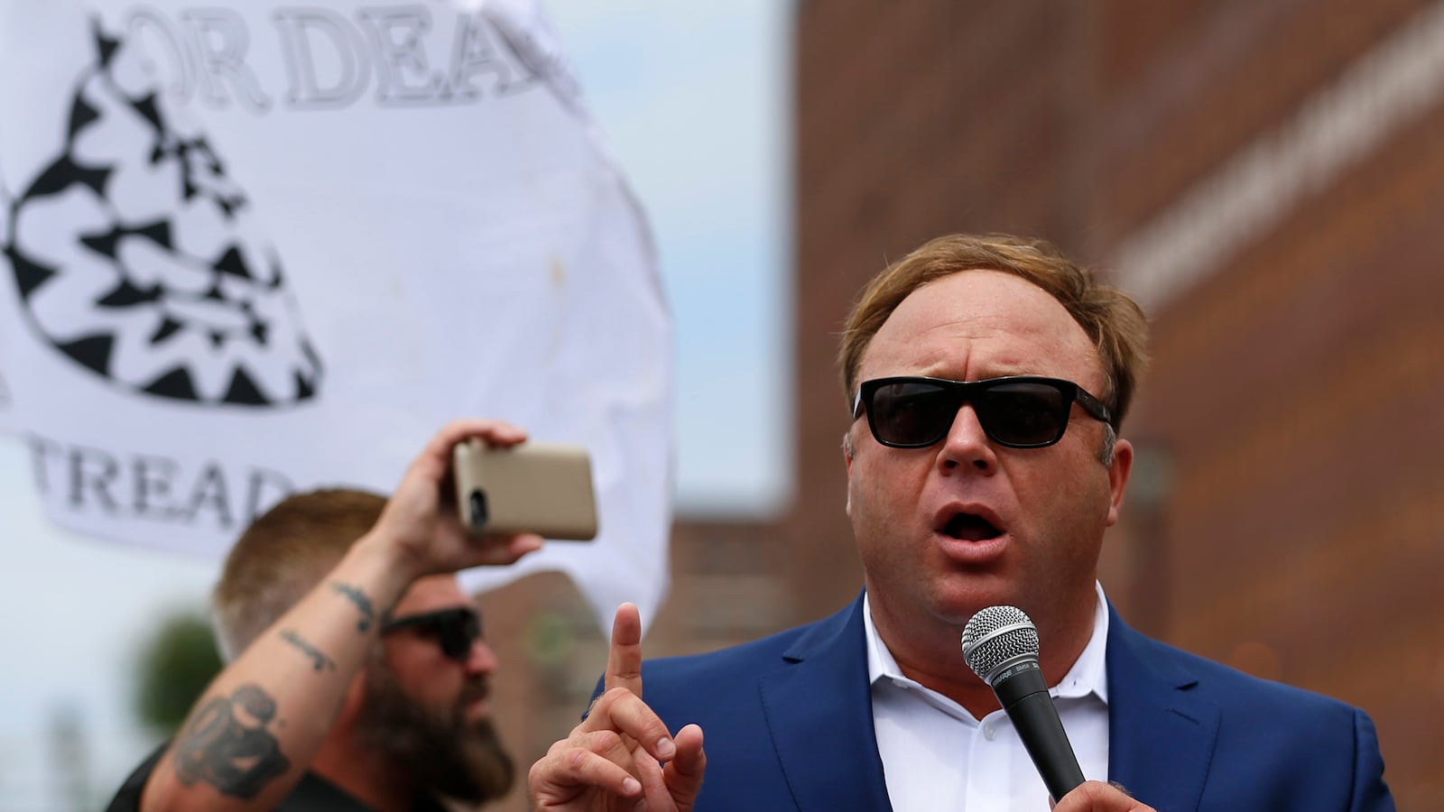articles/2016/07/18/alex-jones-roger-stone-bring-the-crazy-to-cleveland/160718-resnick-alex-jones-tease_myojvx