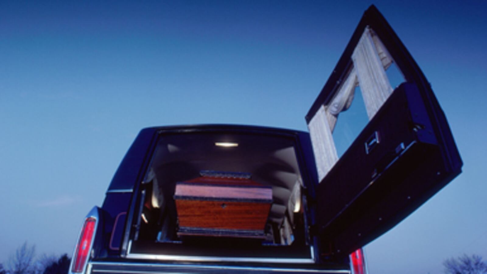 articles/2011/01/18/the-granny-faked-funeral-case-jean-crump-and-faye-shilling/fake-funerals_153886_fpufy1