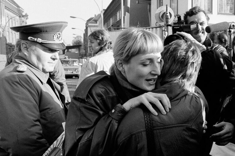 galleries/2014/11/07/a-wall-falls-and-a-cold-war-ends-photos/141107-berlin-wall8_pb56ni